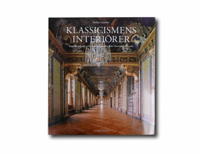 Klassicismens-interiorer-kansi Image of the book Klassicismens interiörer: Inredningskonst och arkitekturprofiler från Vitruvius till Tessin