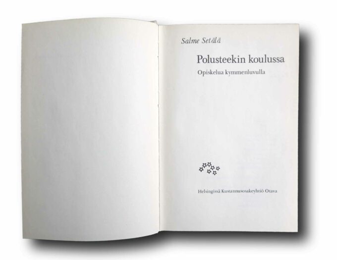 Photo showing a sample spread of the book Polusteekin koulussa: Opiskelua kymmenluvulla